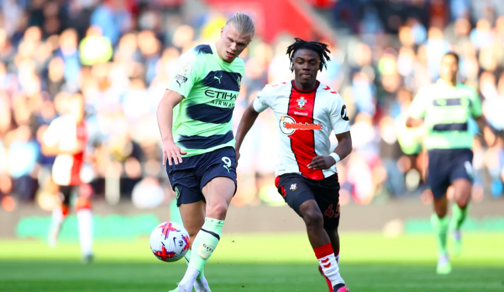  凯恩里程碑夜双响，拜仁旧将助热刺登顶  