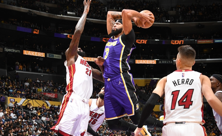  巴特勒三双+制胜封盖，热火加时胜老鹰  